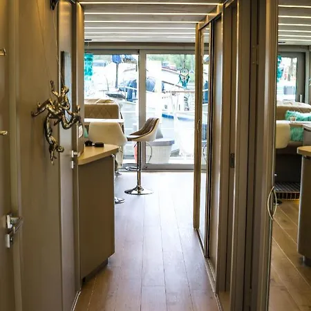 Hausboot Schleuseninsel بوتيل لانشتاين